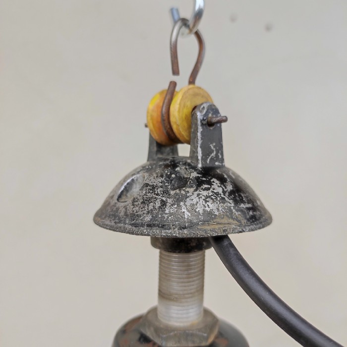 Passa il mouse sull'immagine per ingrandire Immagine dell'articolo Lampada industriale a sospensione Lampada industriale a sospensione vintage D35 n.326