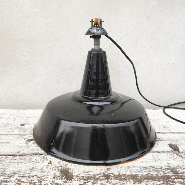 Passa il mouse sull'immagine per ingrandire Immagine dell'articolo Lampada industriale a sospensione Lampada industriale a sospensione vintage D35 n.326