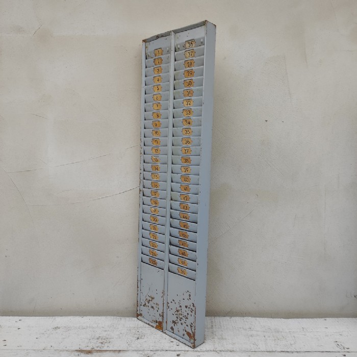 Passa il mouse sull'immagine per ingrandire Immagine dell'articolo Contenitori Casellario portacartellini timbratrice industriale vintage n.397