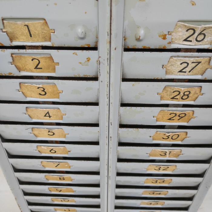 Passa il mouse sull'immagine per ingrandire Immagine dell'articolo Contenitori Casellario portacartellini timbratrice industriale vintage n.397