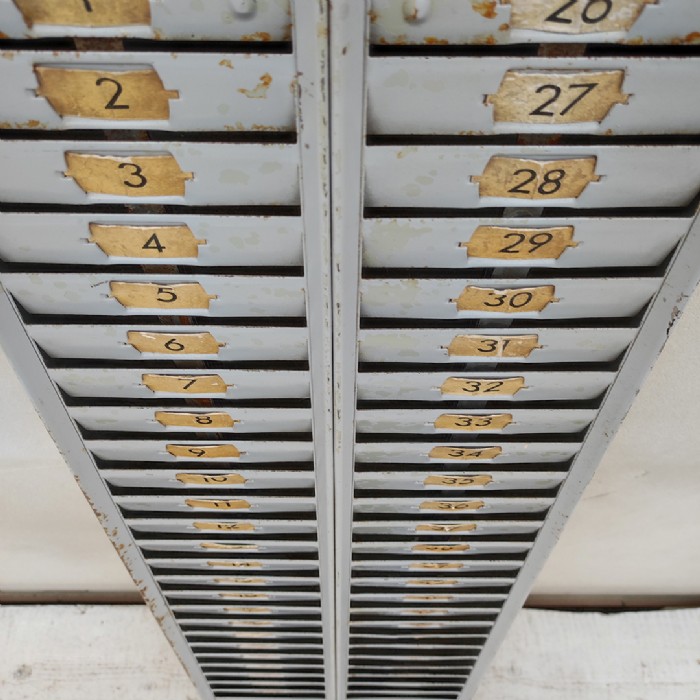 Passa il mouse sull'immagine per ingrandire Immagine dell'articolo Contenitori Casellario portacartellini timbratrice industriale vintage n.397