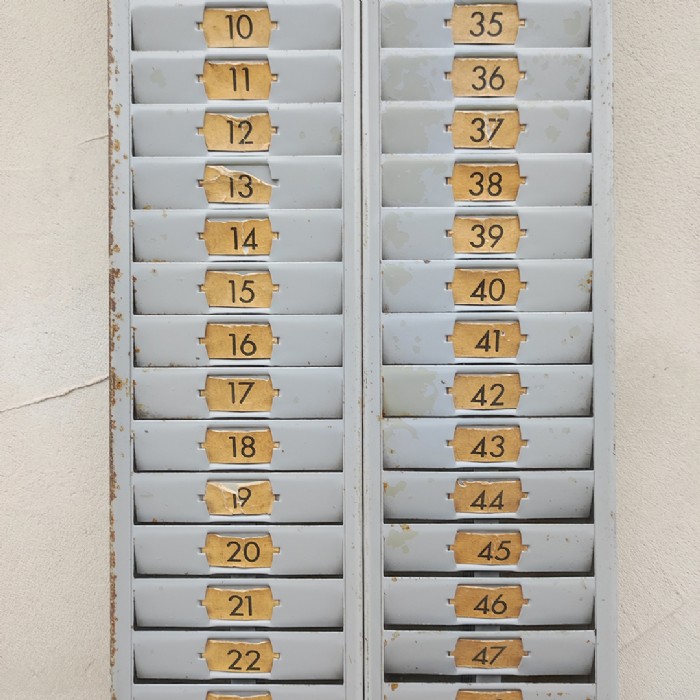 Passa il mouse sull'immagine per ingrandire Immagine dell'articolo Contenitori Casellario portacartellini timbratrice industriale vintage n.397