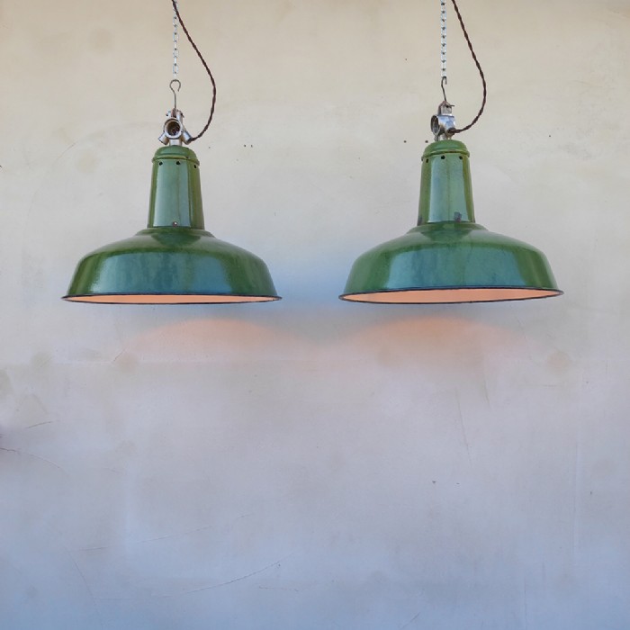 Passa il mouse sull'immagine per ingrandire Immagine dell'articolo Lampada industriale a sospensione Lampade (2) industriali a sospensione francesi vintage D41 n.366