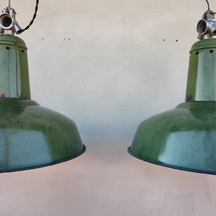 Passa il mouse sull'immagine per ingrandire Immagine dell'articolo Lampada industriale a sospensione Lampade (2) industriali a sospensione francesi vintage D41 n.366