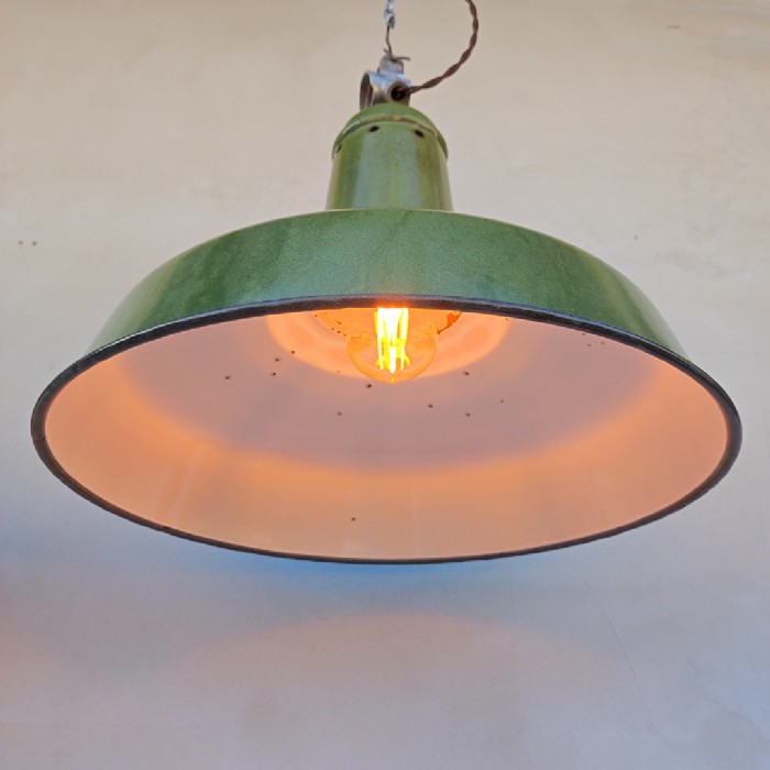 Passa il mouse sull'immagine per ingrandire Immagine dell'articolo Lampada industriale a sospensione Lampade (2) industriali a sospensione francesi vintage D41 n.366