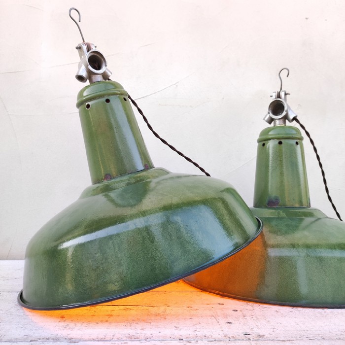 Passa il mouse sull'immagine per ingrandire Immagine dell'articolo Lampada industriale a sospensione Lampade (2) industriali a sospensione francesi vintage D41 n.366