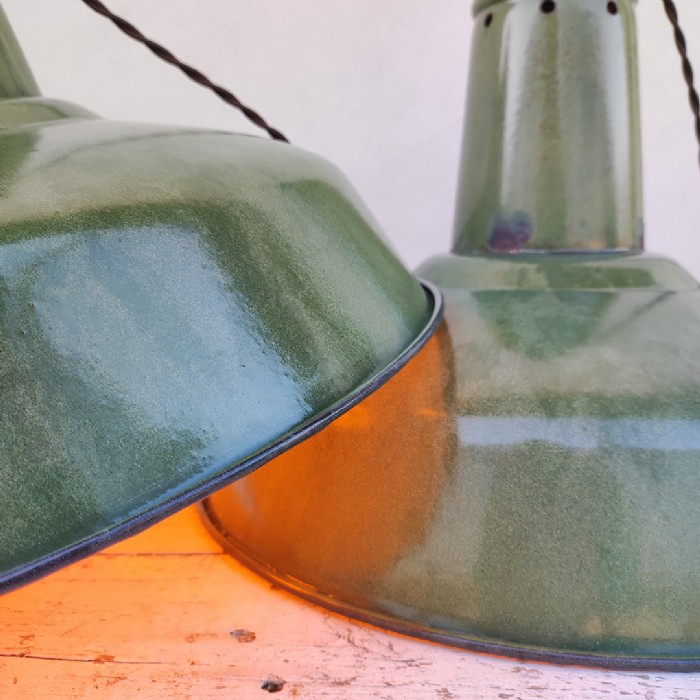 Passa il mouse sull'immagine per ingrandire Immagine dell'articolo Lampada industriale a sospensione Lampade (2) industriali a sospensione francesi vintage D41 n.366