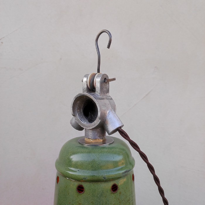 Passa il mouse sull'immagine per ingrandire Immagine dell'articolo Lampada industriale a sospensione Lampade (2) industriali a sospensione francesi vintage D41 n.366