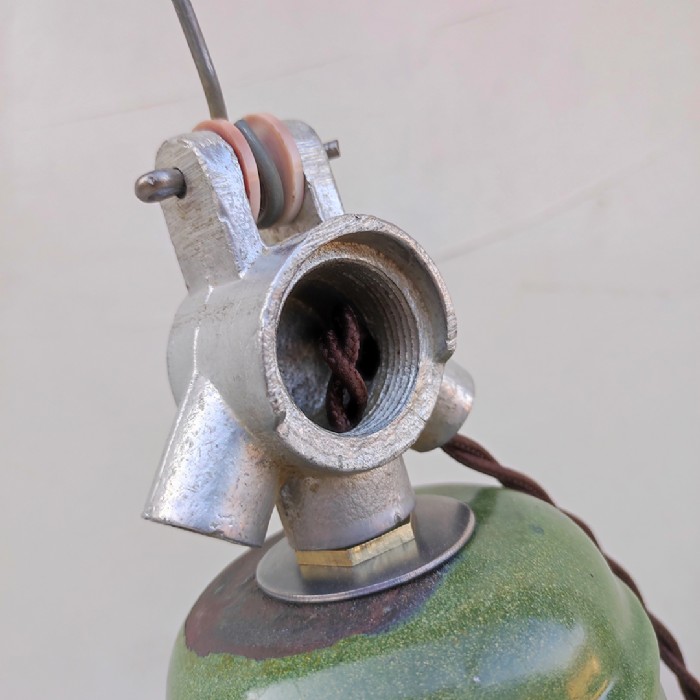 Passa il mouse sull'immagine per ingrandire Immagine dell'articolo Lampada industriale a sospensione Lampade (2) industriali a sospensione francesi vintage D41 n.366