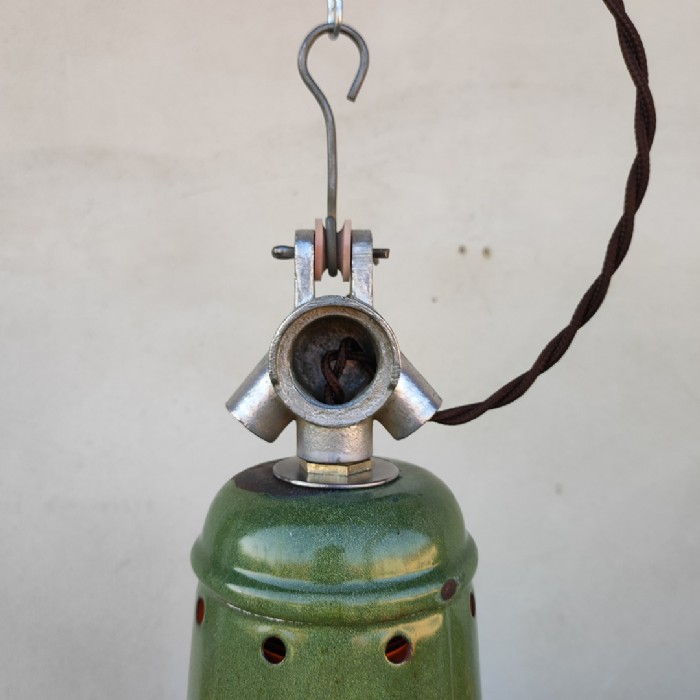 Passa il mouse sull'immagine per ingrandire Immagine dell'articolo Lampada industriale a sospensione Lampade (2) industriali a sospensione francesi vintage D41 n.366