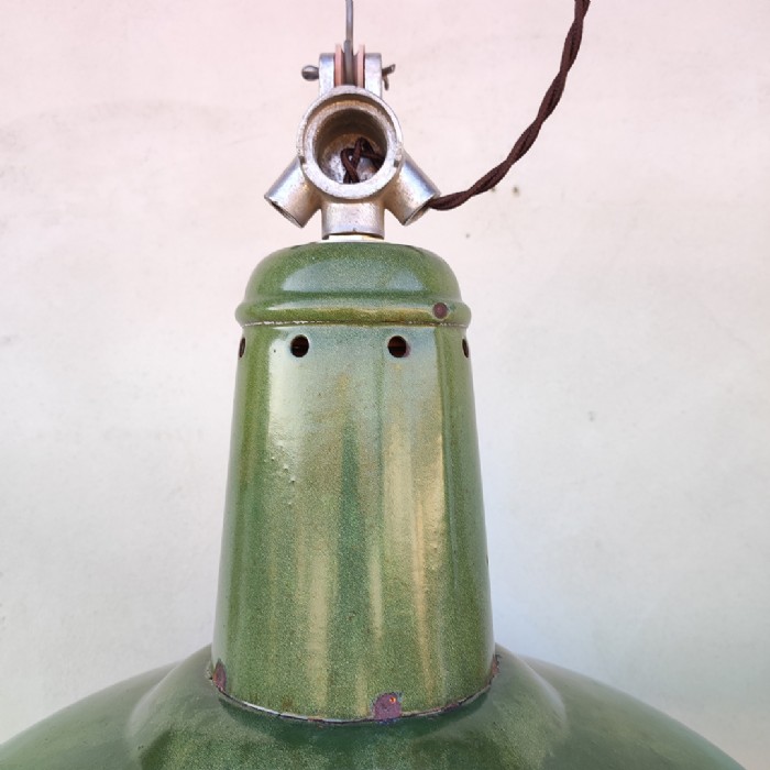 Passa il mouse sull'immagine per ingrandire Immagine dell'articolo Lampada industriale a sospensione Lampade (2) industriali a sospensione francesi vintage D41 n.366