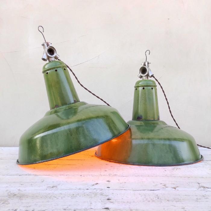 Passa il mouse sull'immagine per ingrandire Immagine dell'articolo Lampada industriale a sospensione Lampade (2) industriali a sospensione francesi vintage D41 n.366