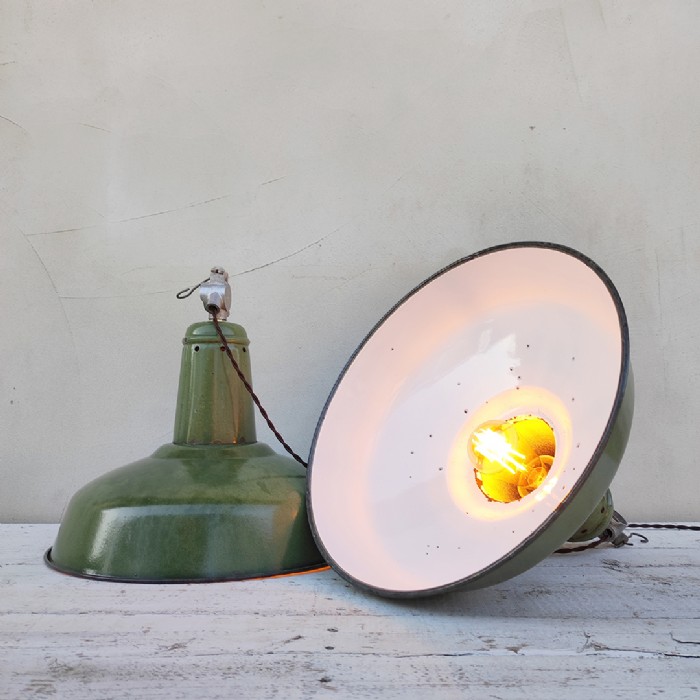 Passa il mouse sull'immagine per ingrandire Immagine dell'articolo Lampada industriale a sospensione Lampade (2) industriali a sospensione francesi vintage D41 n.366