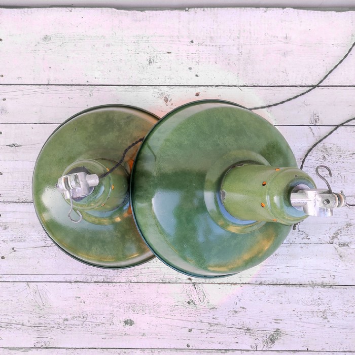 Passa il mouse sull'immagine per ingrandire Immagine dell'articolo Lampada industriale a sospensione Lampade (2) industriali a sospensione francesi vintage D41 n.366