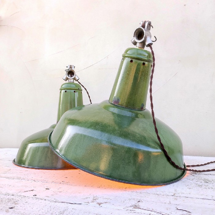 Passa il mouse sull'immagine per ingrandire Immagine dell'articolo Lampada industriale a sospensione Lampade (2) industriali a sospensione francesi vintage D41 n.366