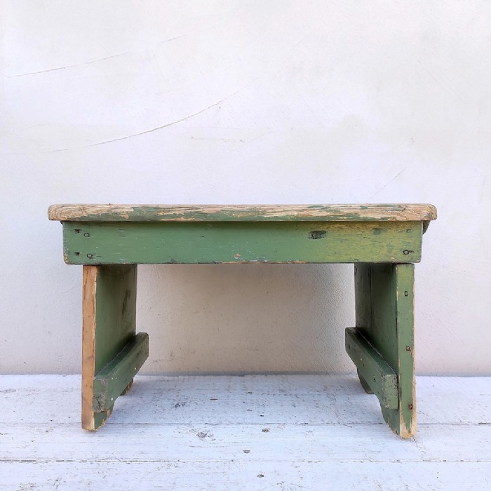 Passa il mouse sull'immagine per ingrandire Immagine dell'articolo Sgabello industriale Sgabello industriale in legno vintage n.367