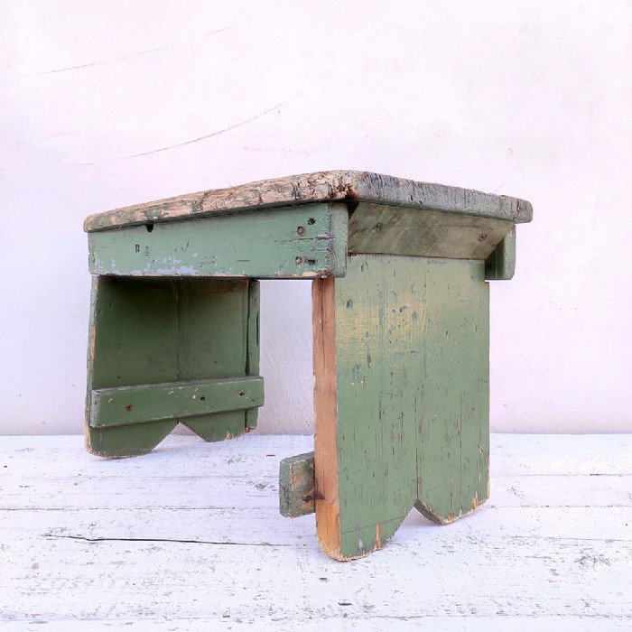 Passa il mouse sull'immagine per ingrandire Immagine dell'articolo Sgabello industriale Sgabello industriale in legno vintage n.367