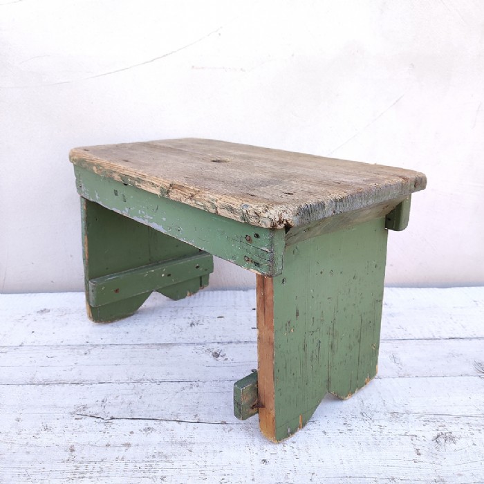 Passa il mouse sull'immagine per ingrandire Immagine dell'articolo Sgabello industriale Sgabello industriale in legno vintage n.367