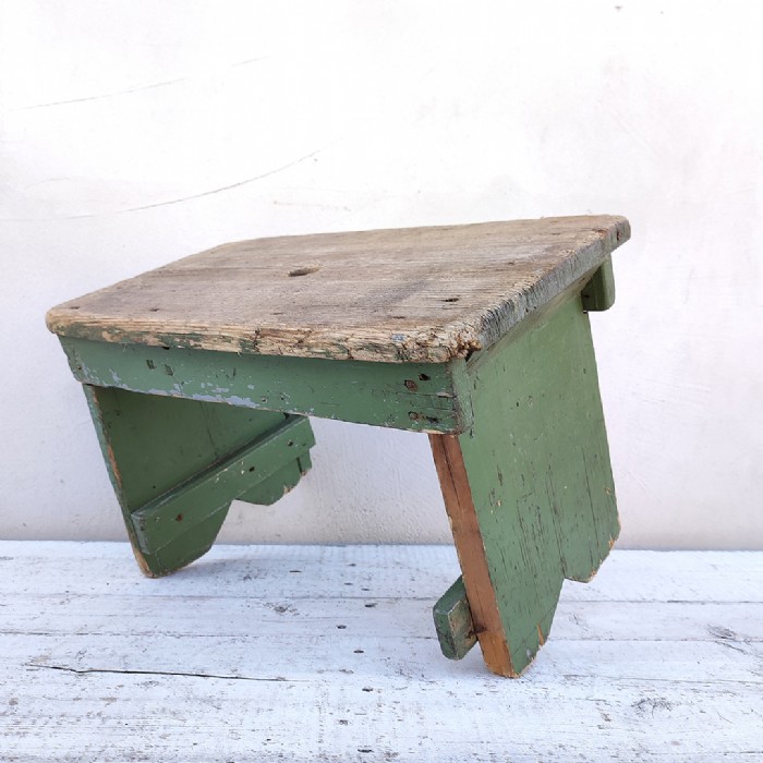 Passa il mouse sull'immagine per ingrandire Immagine dell'articolo Sgabello industriale Sgabello industriale in legno vintage n.367