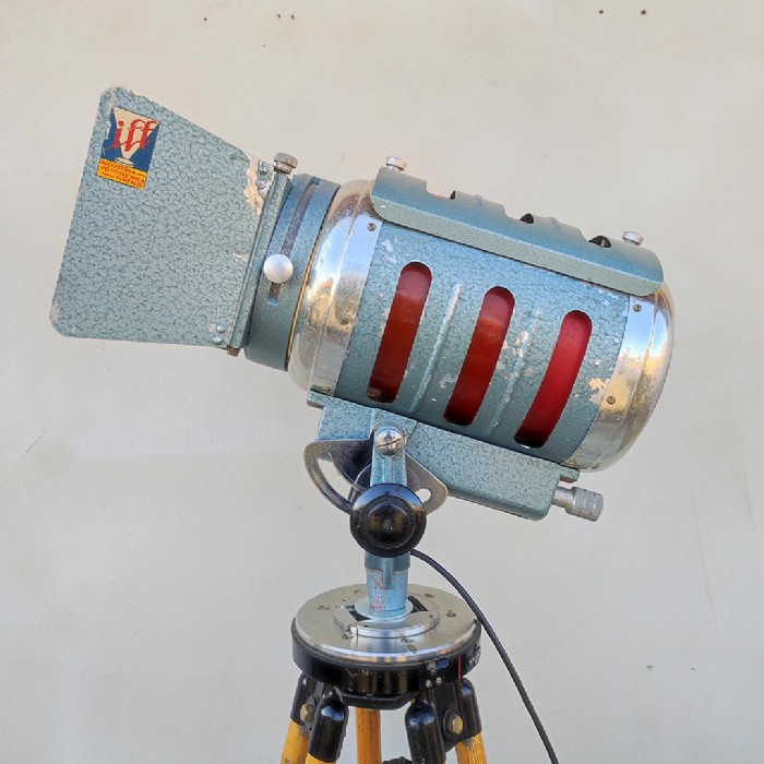 Miniatura dell'articolo Faro da teatro spot IFF con treppiede vintage - Oggetto n.233