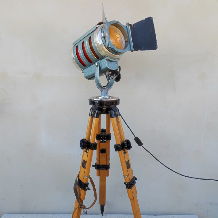 Miniatura dell'articolo Faro da teatro spot IFF con treppiede vintage - Oggetto n.233