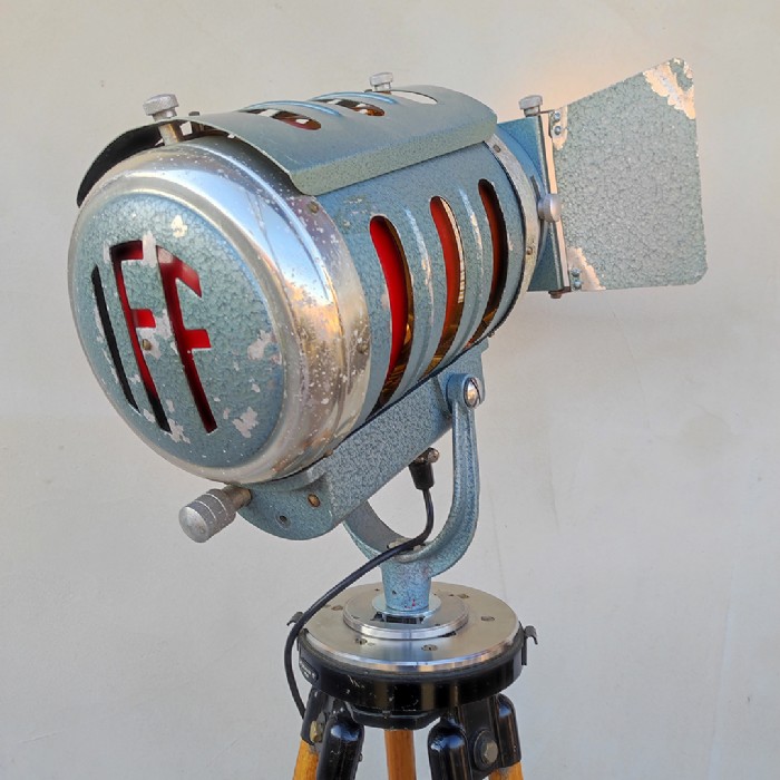 Miniatura dell'articolo Faro da teatro spot IFF con treppiede vintage - Oggetto n.233