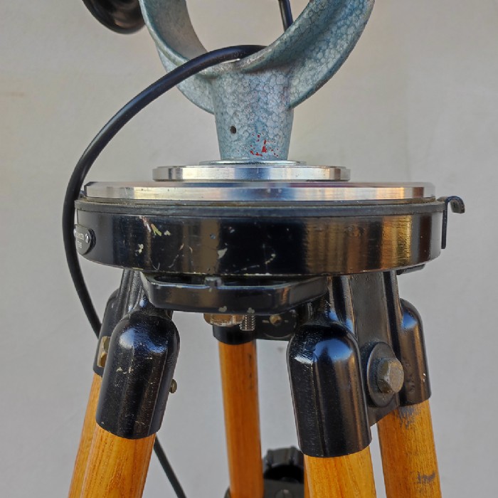 Miniatura dell'articolo Faro da teatro spot IFF con treppiede vintage - Oggetto n.233