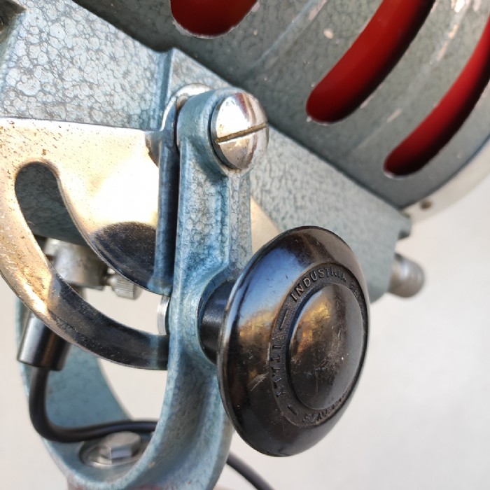 Miniatura dell'articolo Faro da teatro spot IFF con treppiede vintage - Oggetto n.233