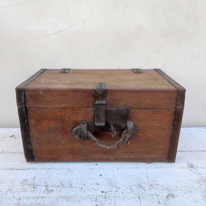 Immagine dell'articolo Contenitori Cassa da viaggio militare vintage n.414