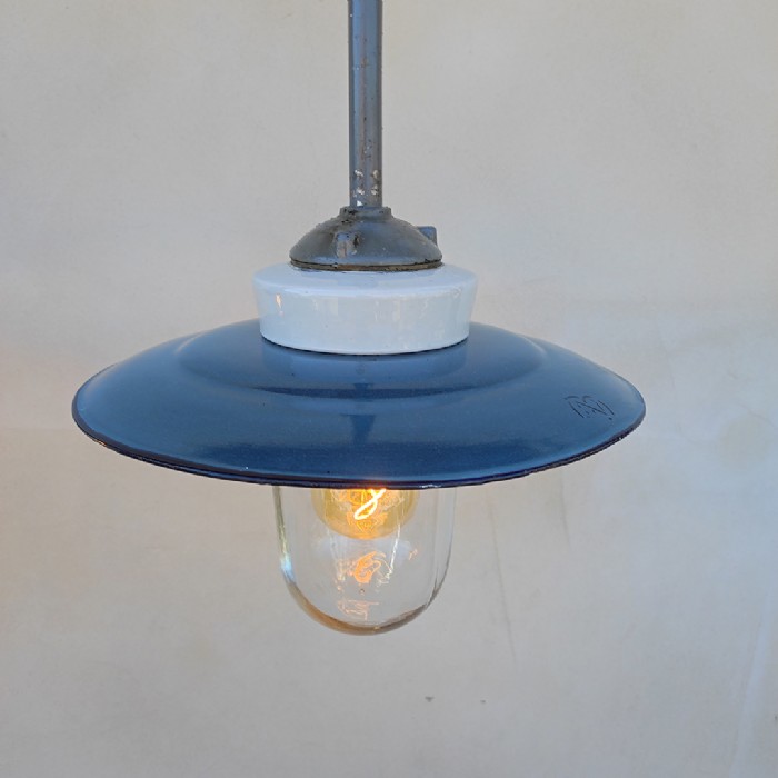 Passa il mouse sull'immagine per ingrandire Immagine dell'articolo Lampada industriale a sospensione Lampada industriale ungherese a sospensione vintage n.375