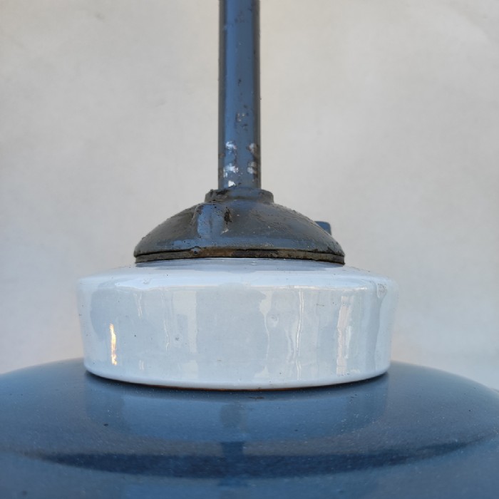Passa il mouse sull'immagine per ingrandire Immagine dell'articolo Lampada industriale a sospensione Lampada industriale ungherese a sospensione vintage n.375