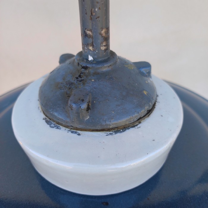 Passa il mouse sull'immagine per ingrandire Immagine dell'articolo Lampada industriale a sospensione Lampada industriale ungherese a sospensione vintage n.375