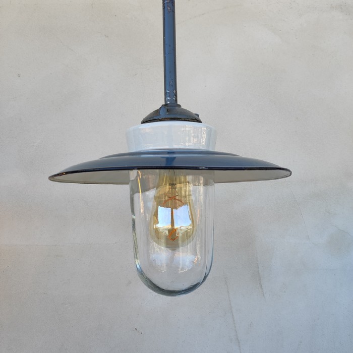 Passa il mouse sull'immagine per ingrandire Immagine dell'articolo Lampada industriale a sospensione Lampada industriale ungherese a sospensione vintage n.375