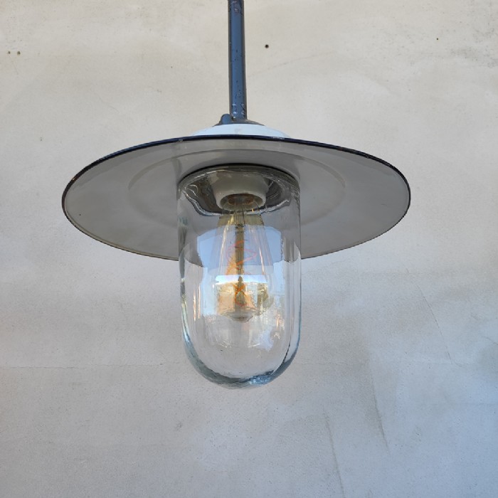 Passa il mouse sull'immagine per ingrandire Immagine dell'articolo Lampada industriale a sospensione Lampada industriale ungherese a sospensione vintage n.375