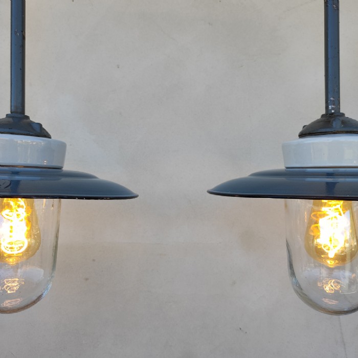 Passa il mouse sull'immagine per ingrandire Immagine dell'articolo Lampada industriale a sospensione Lampada industriale ungherese a sospensione vintage n.375