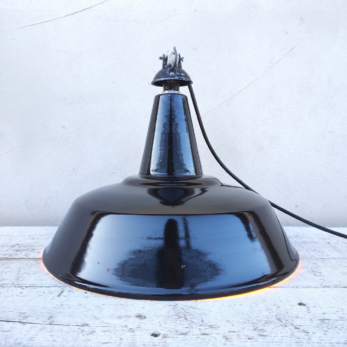 Immagine dell'articolo Lampada industriale a sospensione Lampada industriale a sospensione italiana vintage D35,5 n.402