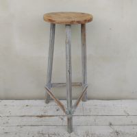 Sgabello in legno vintage n�NaN di colore Grigio pastello / legno naturale