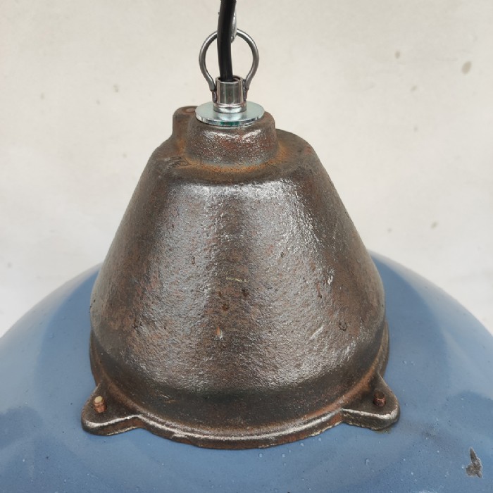 Immagine dell'articolo Lampada industriale a sospensione Lampada industriale vintage ungherese a sospensione 41 n.435