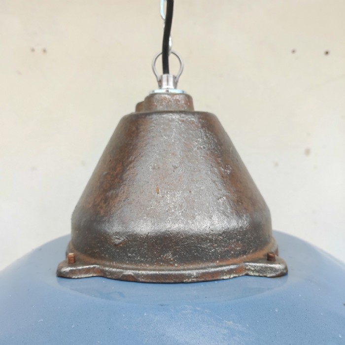 Immagine dell'articolo Lampada industriale a sospensione Lampada industriale vintage ungherese a sospensione 41 n.435