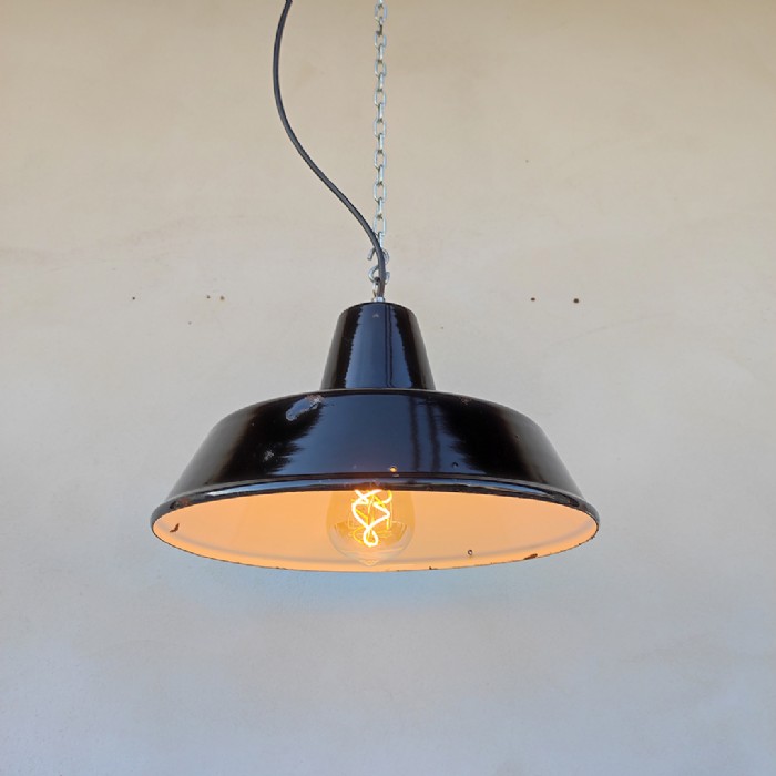 Passa il mouse sull'immagine per ingrandire Immagine dell'articolo Lampada industriale a sospensione Lampada industriale a sospensione italiana vintage D30 n.369