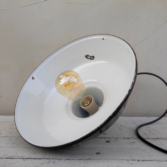 Passa il mouse sull'immagine per ingrandire Immagine dell'articolo Lampada industriale a sospensione Lampada industriale a sospensione italiana vintage D30 n.369