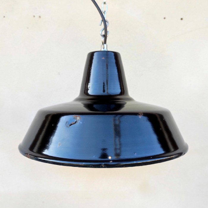 Passa il mouse sull'immagine per ingrandire Immagine dell'articolo Lampada industriale a sospensione Lampada industriale a sospensione italiana vintage D30 n.369