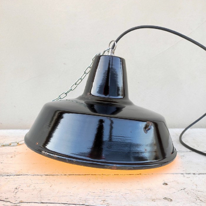 Passa il mouse sull'immagine per ingrandire Immagine dell'articolo Lampada industriale a sospensione Lampada industriale a sospensione italiana vintage D30 n.369