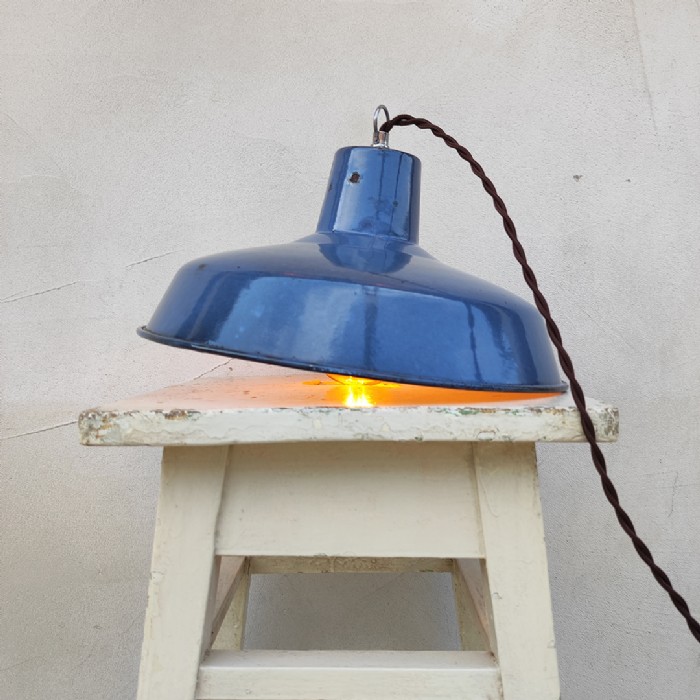 Passa il mouse sull'immagine per ingrandire Immagine dell'articolo Lampada industriale a sospensione Lampada industriale a sospensione francese vintage D31 n.328