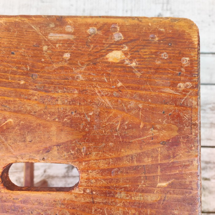 Passa il mouse sull'immagine per ingrandire Immagine dell'articolo Sgabello rurale rustico vintage Sgabello rurale in legno vintage n.329