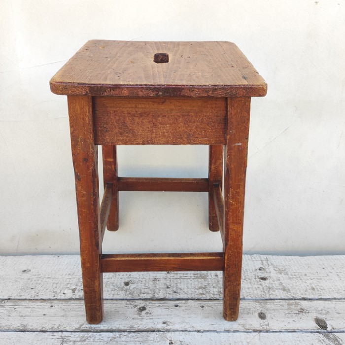 Passa il mouse sull'immagine per ingrandire Immagine dell'articolo Sgabello rurale rustico vintage Sgabello rurale in legno vintage n.329