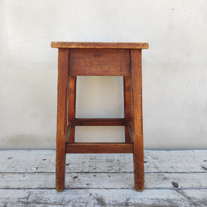 Passa il mouse sull'immagine per ingrandire Immagine dell'articolo Sgabello rurale rustico vintage Sgabello rurale in legno vintage n.329