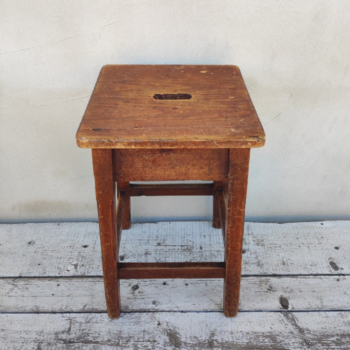 Passa il mouse sull'immagine per ingrandire Immagine dell'articolo Sgabello rurale rustico vintage Sgabello rurale in legno vintage n.329
