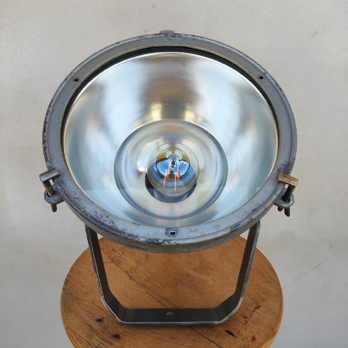 Passa il mouse sull'immagine per ingrandire Immagine dell'articolo Faro industriale Faretto industriale vintage n.318