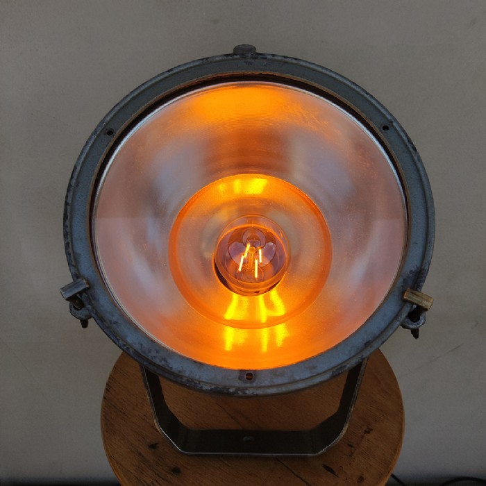 Passa il mouse sull'immagine per ingrandire Immagine dell'articolo Faro industriale Faretto industriale vintage n.318